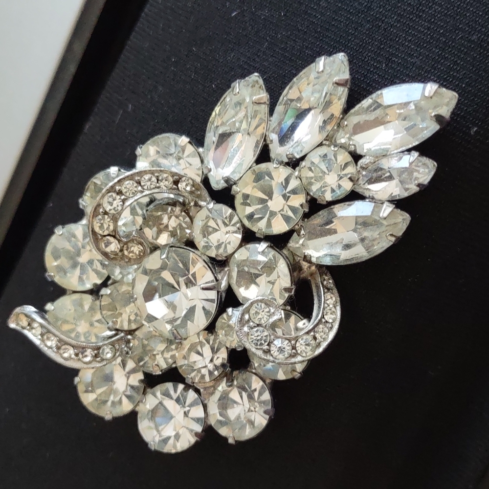 Silver Rhinestone Brooch Vintage.Weiss??